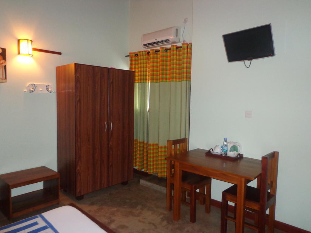 Blue Elephant Tourist Guesthouse Kudapaduwa 外观 照片