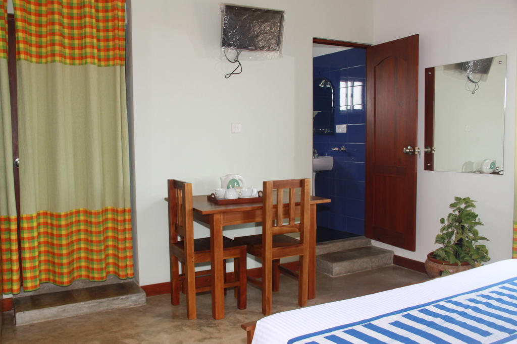 Blue Elephant Tourist Guesthouse Kudapaduwa 外观 照片